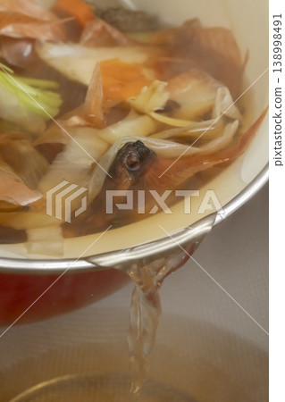 製作蔬菜高湯的過程 製作蔬菜高湯的過程 138998491