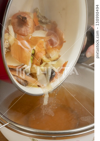 製作蔬菜高湯的過程 138998494