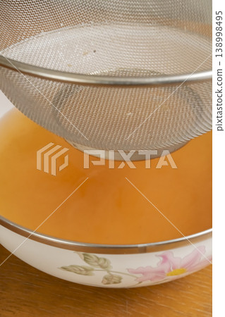 製作蔬菜高湯的過程 製作蔬菜高湯的過程 138998495