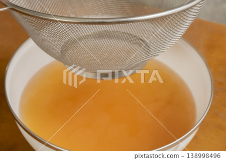 製作蔬菜高湯的過程 製作蔬菜高湯的過程 138998496