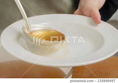 製作蔬菜高湯的過程 製作蔬菜高湯的過程 138998497