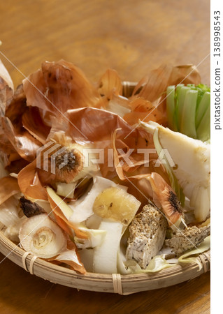 濾鍋裡的蔬菜殘渣 濾鍋裡的蔬菜殘渣 138998543