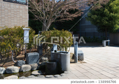 松本市西堀公園內的一口井和泉水景色。 138998766