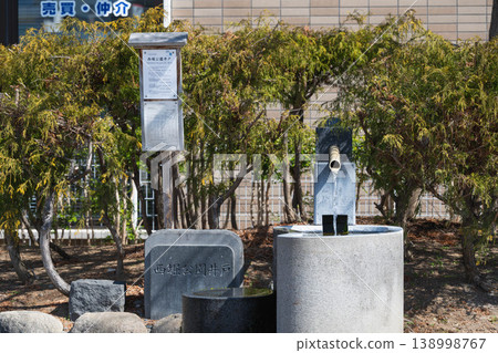 松本市西堀公園內的一口井和泉水景色。 138998767
