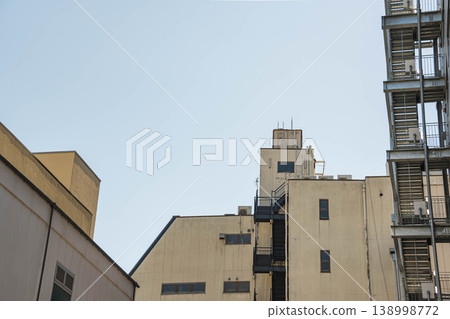 城市建築的背面和室外樓梯 城市建築的背面和室外樓梯 138998772