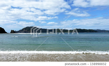 奄美大島宿通海灘:碧海藍天,綠島蔥蘢,景色令人嘆為觀止。 奄美大島宿通海灘:碧海藍天,綠島蔥蘢,景色令人嘆為觀止。 138998832