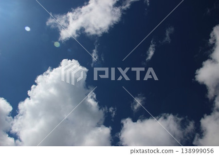 藍天白雲,陽光燦爛──這幅景象讓人聯想到夏天。 藍天白雲,陽光燦爛──這幅景象讓人聯想到夏天。 138999056
