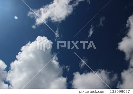 藍天白雲,陽光燦爛──這幅景象讓人聯想到夏天。 藍天白雲,陽光燦爛──這幅景象讓人聯想到夏天。 138999057