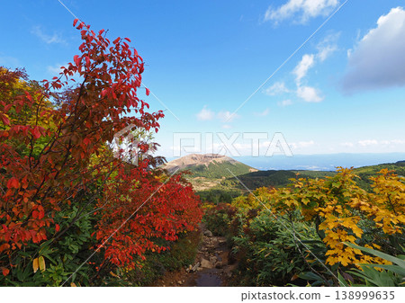 Autumn foliage from the hiking trail from Jododaira to Kamanuma in Fukushima Prefecture. The combination of Mount Azuma-Kofuji and the red and yellow autumn leaves is impressive and beautiful. Autumn foliage from the hiking trail from Jododaira to Kamanuma in Fukushima Prefecture. The combination of Mount Azuma-Kofuji and the red and yellow autumn leaves is impressive and beautiful. 138999635
