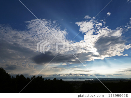 陽光從豬苗代湖上空的雲層縫隙中傾瀉而下,湖面波光粼粼,與藍天交相輝映,構成了一幅引人注目、美不勝收的景象。 陽光從豬苗代湖上空的雲層縫隙中傾瀉而下,湖面波光粼粼,與藍天交相輝映,構成了一幅引人注目、美不勝收的景象。 138999638