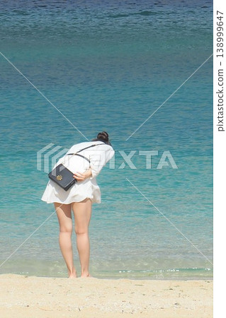 她在看海裡的什麼?她在看沖繩的風景。 她在看海裡的什麼?她在看沖繩的風景。 138999647