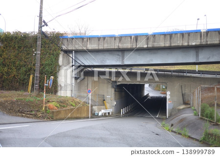 高架公路下方,隧道 高架公路下方,隧道 138999789
