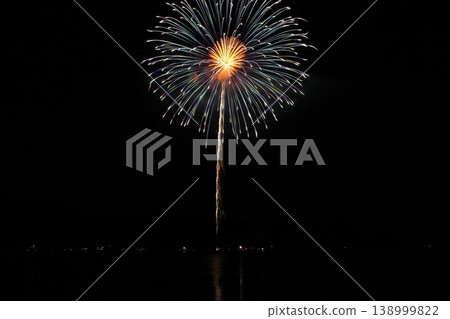 霞煙火大會：日本海上空的煙火 138999822