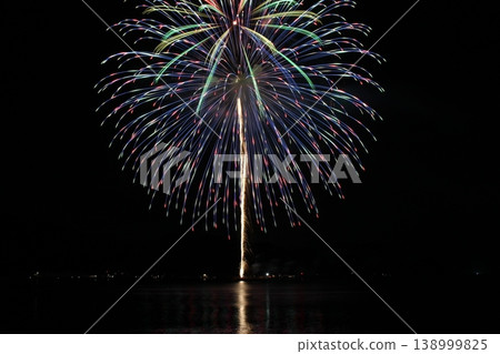 霞煙火大會:日本海上空的煙火 霞煙火大會:日本海上空的煙火 138999825