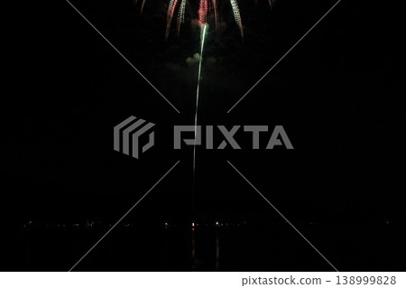 霞煙火大會：日本海上空的煙火 138999828