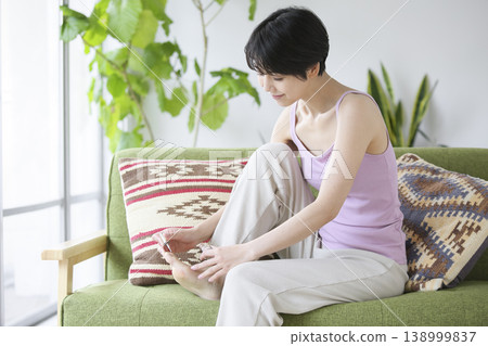 一位女性在家享受足部美甲的生活方式 138999837
