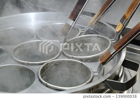 拉麵店廚房裡的煮麵機和蒸氣機。 139000038