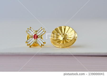 檢察官的徽章與律師的徽章：法庭對峙畫面 139000041