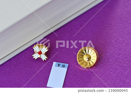 檢察官的徽章與律師的徽章：法庭對峙畫面 139000045