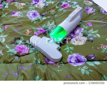 一張健康管理圖片，展示了一台床墊清潔器正在吸走塵蟎、花粉和其他過敏原。 139000300