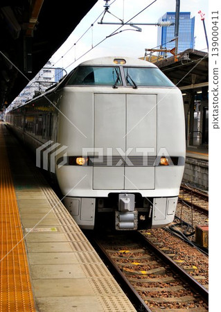 特急白鷺 681 系列透過北陸本線連接名古屋和北陸地區。 139000411