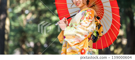 在成年禮上，穿著和服或振袖（長袖和服）並手持傳統日本傘的女性。 139000604