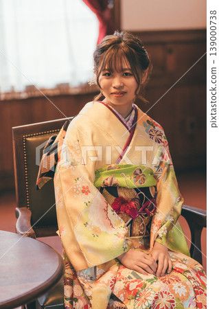 一位身穿振袖和服的20歲女子正在復古攝影棚拍攝成年禮前的寫真。 139000738