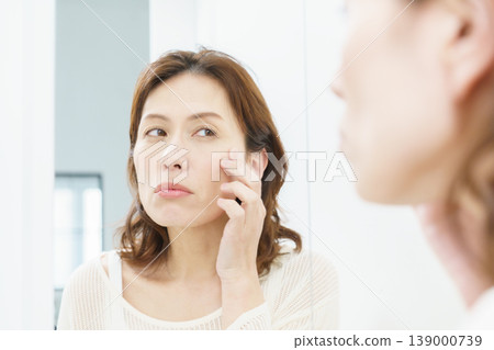 日本中年女性照鏡子時會擔心皺紋。 日本中年女性照鏡子時會擔心皺紋。 139000739