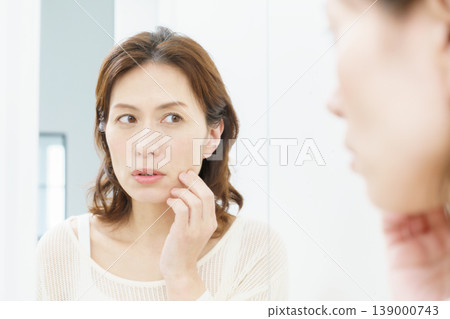 日本中年女性照鏡子時會擔心皺紋。 日本中年女性照鏡子時會擔心皺紋。 139000743