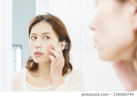 日本中年女性照鏡子時會擔心皺紋。 日本中年女性照鏡子時會擔心皺紋。 139000744