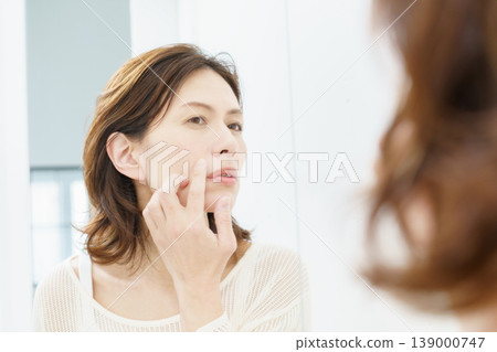 日本中年女性照鏡子時會擔心皺紋。 日本中年女性照鏡子時會擔心皺紋。 139000747