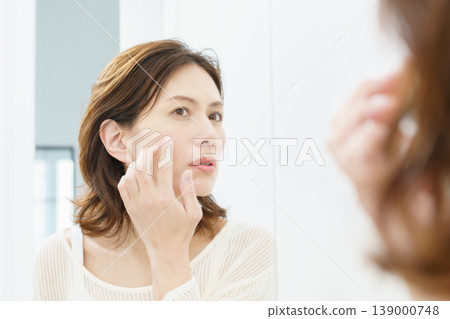 日本中年女性照鏡子時會擔心皺紋。 139000748