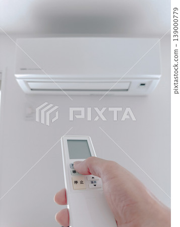 A simple life with an air conditioner remote control to adjust the temperature and the indoor unit at hand. A simple life with an air conditioner remote control to adjust the temperature and the indoor unit at hand. 139000779