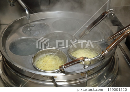 The cooking process (kitchen) of a ramen shop where noodles are boiled in a strainer. 139001220