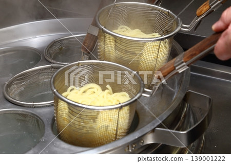 Ramen noodles boiling and steam rising (kitchen, cooking in progress) 139001222