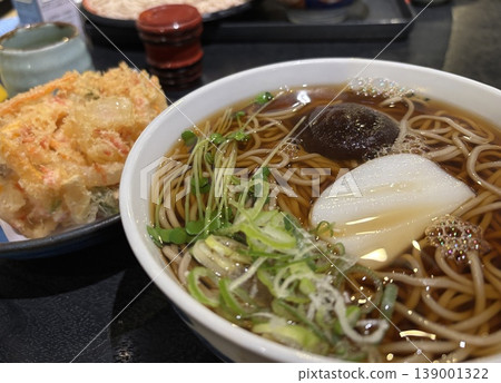 蕎麥麵和海鮮天婦羅套餐 139001322