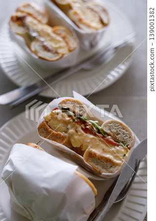 Delicious healthy breakfast, eagg and vegetables sandwich on bagel. 139001382