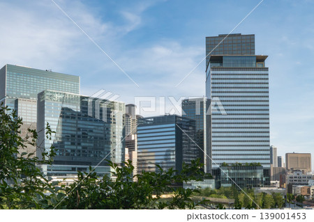 一簇簇現代城市摩天大樓聳立在藍天之下。 139001453