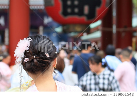 身穿和服的女子，背影；一位穿著和服、頭髮盤成髮髻的女子。 139001548