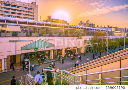 日本橫濱城市景觀，4月18日。夕陽西下，櫻木町站和橫濱地標塔映入眼簾。 139002190