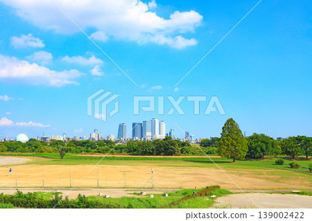 從愛知縣名古屋市莊內川河床眺望名古屋站週邊的摩天大樓 從愛知縣名古屋市莊內川河床眺望名古屋站週邊的摩天大樓 139002422