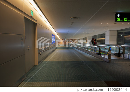 Airport terminal concourse Airport terminal concourse 139002444