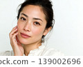 A woman who puts her hand on her cheek 139002696