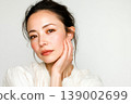 A woman who puts her hand on her cheek 139002699