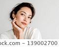 A woman who puts her hand on her cheek 139002700
