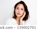 A woman who puts her hand on her cheek 139002701