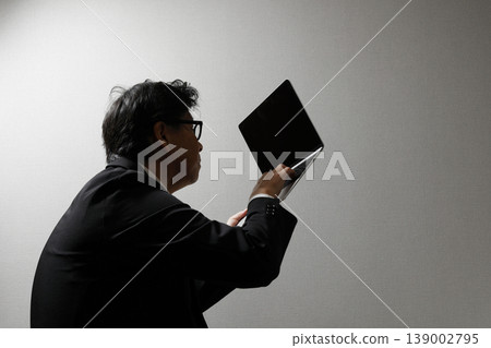 Men who use their computers in environments with poor internet connectivity Men who use their computers in environments with poor internet connectivity 139002795