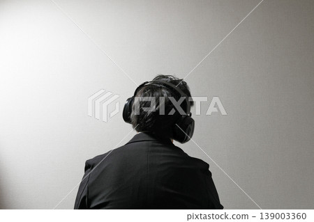 一位安靜的退休人士的形象 一位安靜的退休人士的形象 139003360