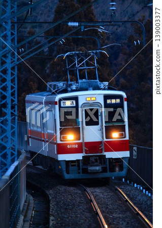 冬末時節,途經奧木峠…「6050系列」高速駛過川路溫泉地區。 冬末時節,途經奧木峠…「6050系列」高速駛過川路溫泉地區。 139003377