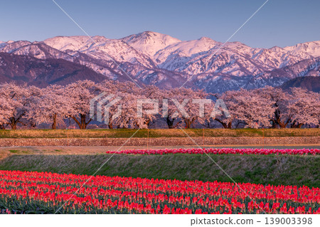 黃昏與日出時分，河邊的三人 139003398
